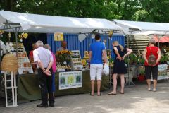 Kraam imker aaldrik kapma op streekproductenmarkt nienoord