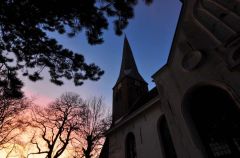 Dorpskerk bij avond