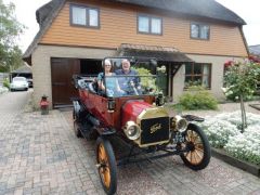 T-ford 1914 eigenaar de heer en mevrouw hamstra uit kootstertille