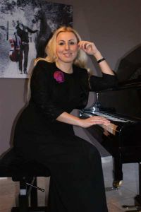 Violetta pianiste bij opus 5 foto