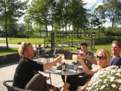 Op het terras, uitkijkend over het meer