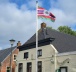 Vlag bij dorpshuis den horn