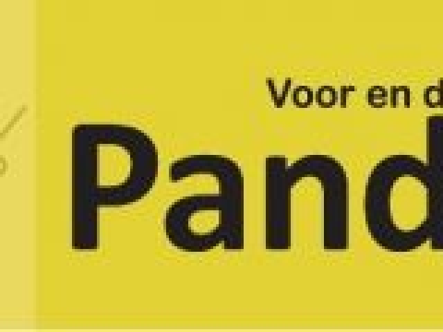 Een gezamenlijke maaltijd in de buurthuiskamer.