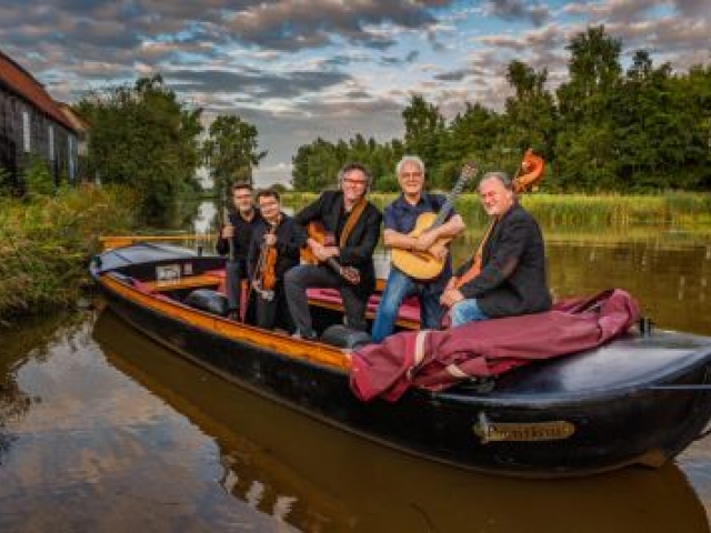 Jan Henk de Groot met Nomoaden in de polder